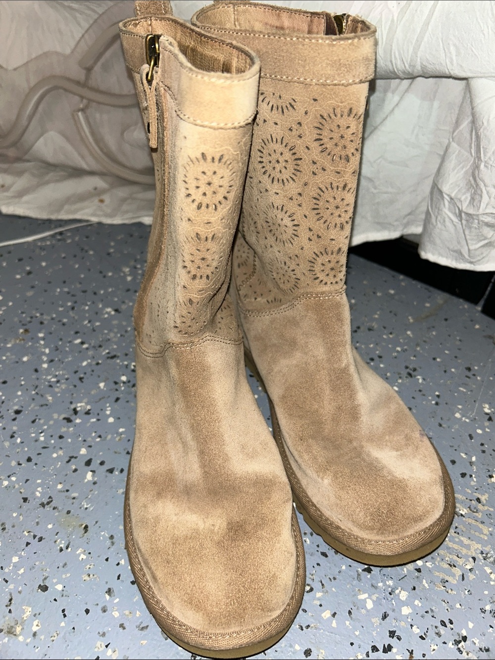UGG Suede LO-PRO Boots in Tan size 5